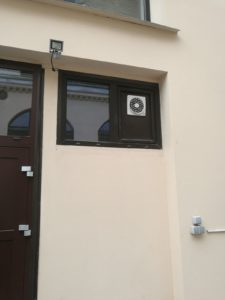 Ventilatori jeb piespiedu ventilācija objektā Labo logu aģentūra